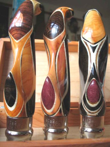 Détail sur 3 manches aux motifs particulièrement élaborés
