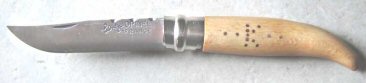 Une modification apportée à la décoration du manche avec un insert en bois exotique et un travail de pyrogravure fin et détaillé