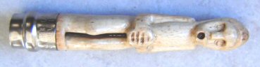 N°8 au manche sculpté d'un personnage
