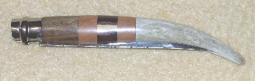 Effilé 12 cm avec manche en noyer, assemblage de poirier, amarante... et pointe de cerf