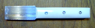 Un racloir de sculpteur avec manche en os de buffle, monté avec des vis Torx